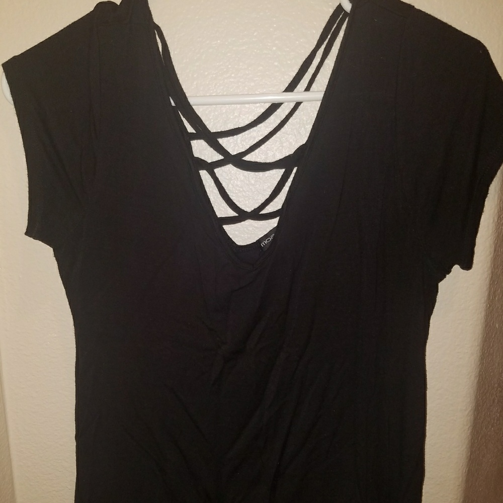 🚫🚫SOLD🚫🚫Cute black strappy tee